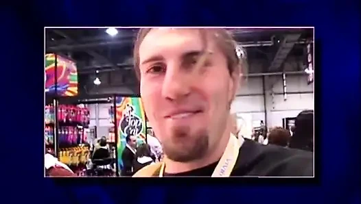 Güzel sarışın fussy pazarda büyük yarak emiyor