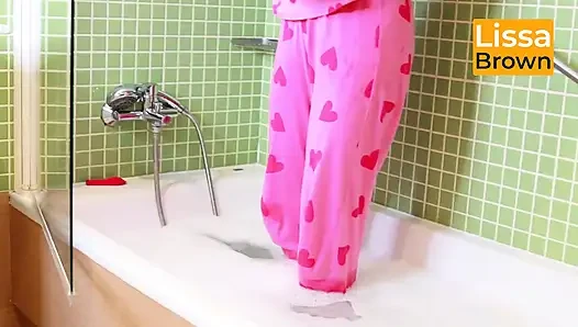Köpük banyosunda ve balonda pembe pijamalar