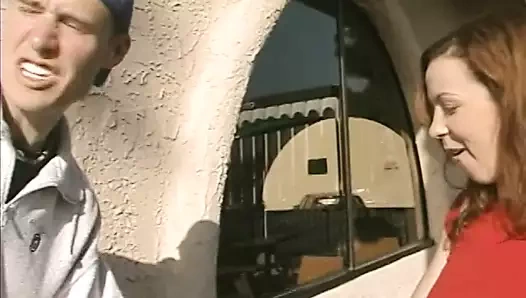 Büyük yaraklı adam mayo giymiş muhteşem beyaz esmerin amını sikiyor