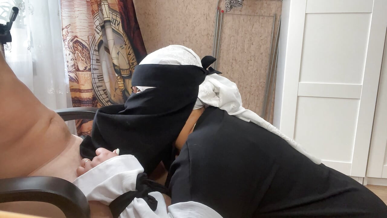 Aziza telefonla konuşuyordu ama çıplak bir penis görünce telefonu kapattı ve kendini ona teslim etti.