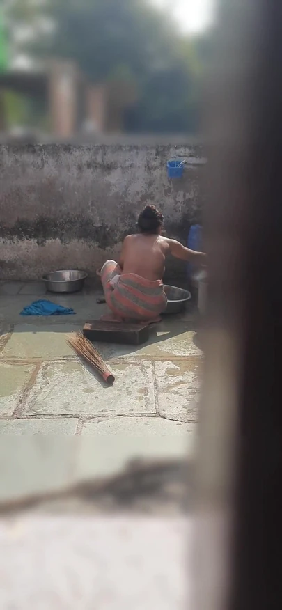 Волнующий момент из "Сводная сестра купается в открытой ванной, сводный брат наблюдал часть 4"