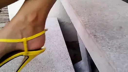 Sarı topuklu ayakkabılar, kırmızı tırnaklar