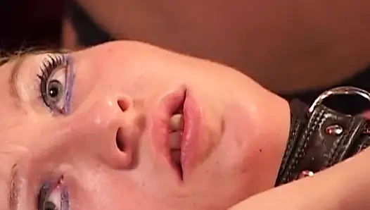 Almanya'dan bağlı sürtük ile sert bdsm seansı