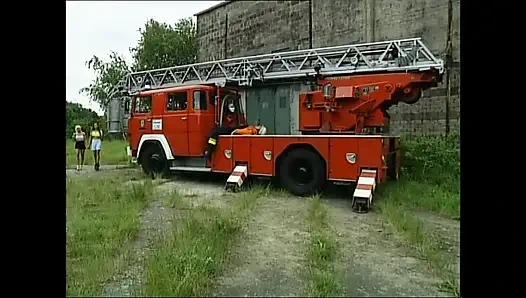 İki harika genç sürtük büyük yaraklı itfaiyeci tarafından sikiliyor ve ağzına boşalıyor