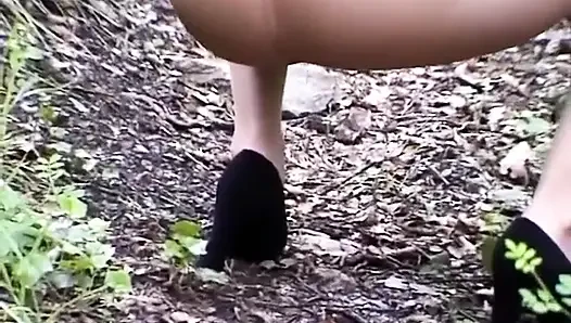 Yavru kedi açık havada işiyor