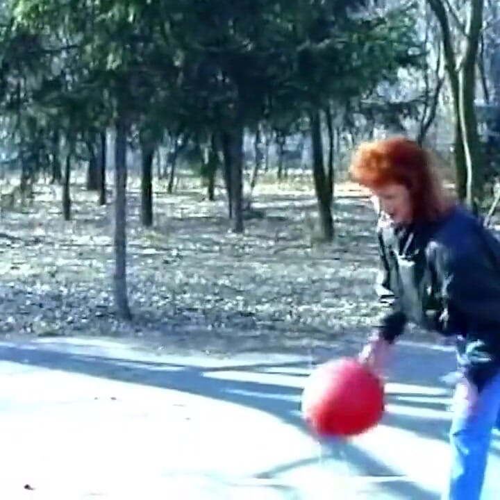 Sarışın olgun sürtük zonklayan yaraklarla çifte dolduruluyor