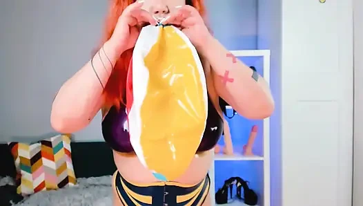 Üvey annen tarafından plaj topu şişiriliyor