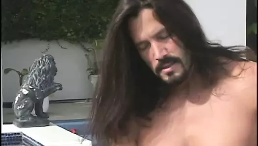 Azgın rock müzisyeni açık verandada sulu sarışın hottie ile dalga geçiyor