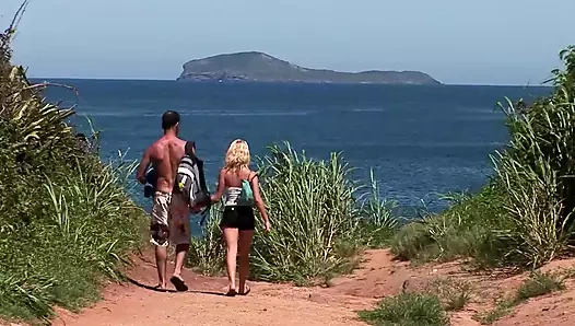 İri göğüslü Alman sarışın kadının ağzına iki kez boşalıyor