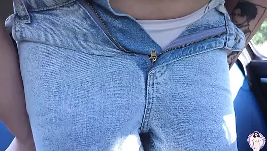 Bir arabanın kaputuna fışkırtma ve mastürbasyon