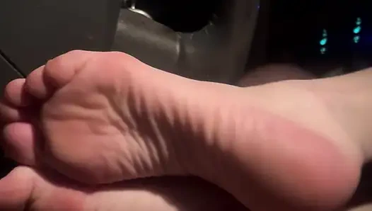 Seksi kızıl saçlı barda içildikten sonra arabada ayaklarına ve tabanlarına ateşli bir şekilde boşalıyor.