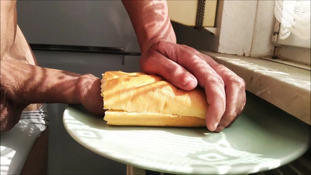 Birinde iki video: yemeğe boşalma ve boşalmadan önce üstüme işiyor.