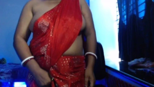 Seksi ateşli kız büyük göğüslerini gösteriyor.