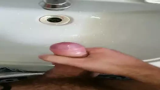 Batendo punheta no banheiro do trabalho novo