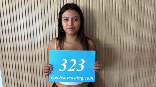 Ateşli latin hatun yaramaz bir fotoğraf çekimi denemek istiyor