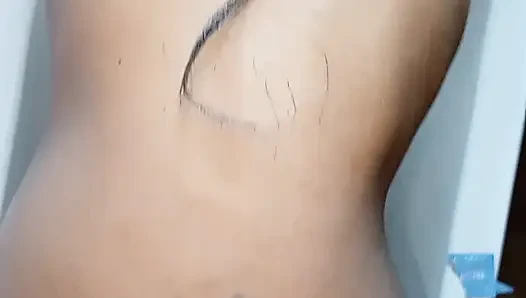 Zenci kız beyaz yarağı emiyor ve domalarak sikiliyor