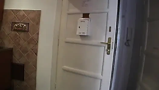 Azgın orta yaşlı seksi kadın ateşli yatak odasında sert sikiliyor