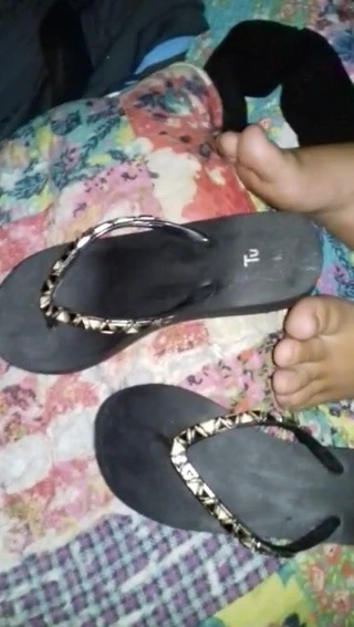 Karısının parmak arası terliklerine boşalmak