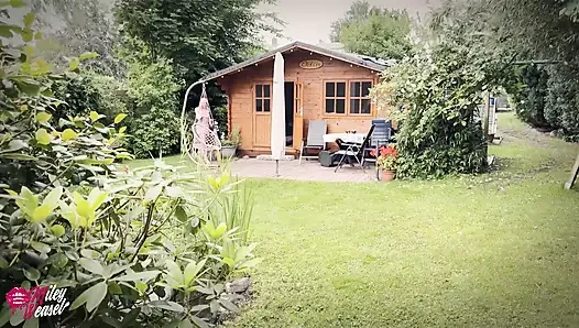Sarışın evli kadın bahçıvan tarafından döllenmelerine izin veriyor!