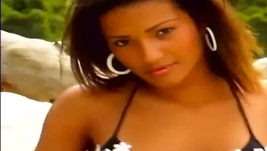 Tutkulu latin penisini taktı, kız çığlık attı ve çok zevk aldı, ardından bir sürü sperm aldı.