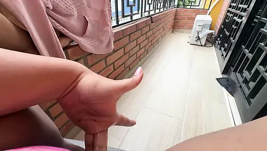 Dün gece iç çamaşırımla balkonda yürüyordum ve komşumun buraya baktığını gördüm, bu yüzden bu sabah dışarı çıkıp çıkmadığımı görmek için mastürbasyon yapmaya karar verdim ve