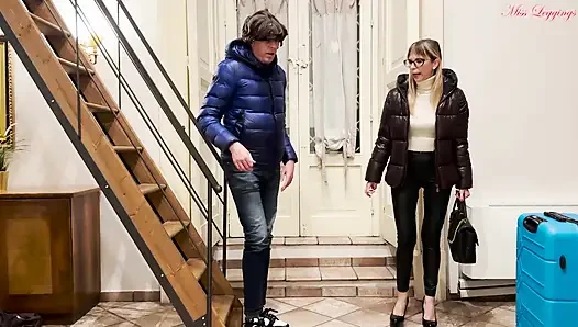 Utanmış üvey anne bir gece için yaramaz üvey sevgilisiyle otel yatağını paylaşmak zorunda