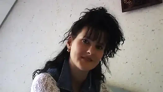 Azgın kız yatakta parmakla kendini sikiyor ve klitorisini okşuyor