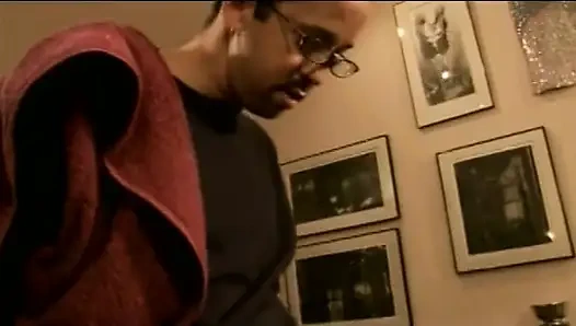 Asılı adam kanepede ters kovboy kız tarzı yarakla sikişiyor