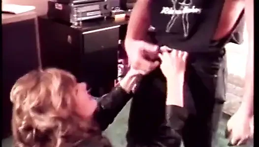 Olgun motorcu sürtük Jordan Lee domalıyor ve amını arkadan siktiriyor