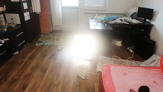 Seksi evli kadın ev işlerini çıplak yapıyor. Ateşli kıllı latin, büyük memeler, büyük göt.