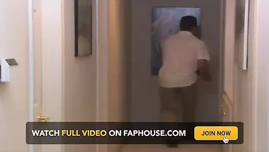 Terri Summers ev tamircisini sikiyor