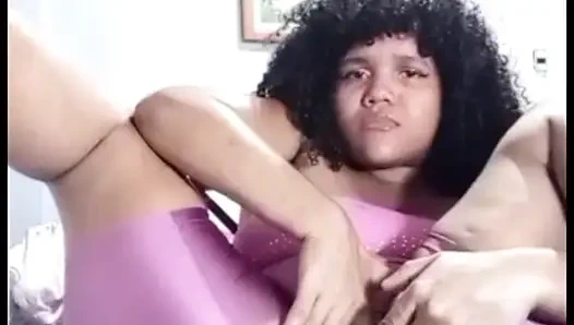 Büyük göt sallıyor ve kıllı amcık fışkırtıyor