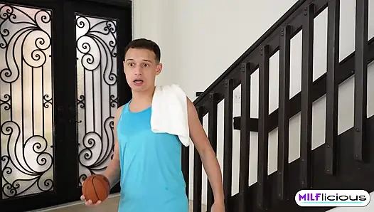 Üvey annem basketbol antrenmanı sonrası bana duş verdi