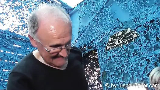 İri güzel orta yaşlı seksi kadın Tina ve 35 adamla döllemeli grup seks partisi