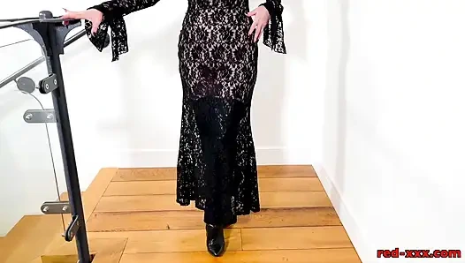 Kırmızı xxx siyah dantelli ve çizmeli mastürbasyon yapıyor