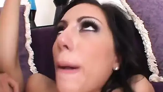 Çarpıcı bebek Lela Star büyük boşalmadan önce sikişiyor