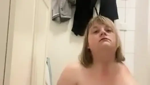 Amcıklı kız büyük dildoyla eğleniyor