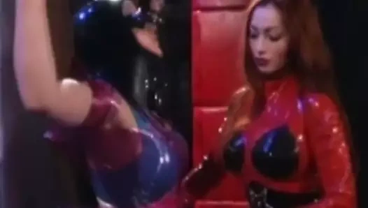 Büyük memeli klasik lezbiyenler kostümlü işkence için bağlı