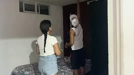 Ampulüm kırıldı ve komşumu aradım, ama ona iyi bir sikiş ve bir oral seks ile teşekkür etmemi istiyor.