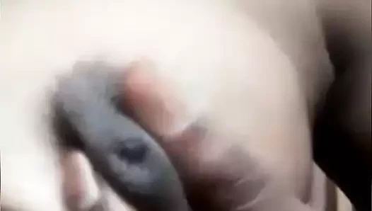 Göğüsler vajinasını parmaklayarak pompalıyor