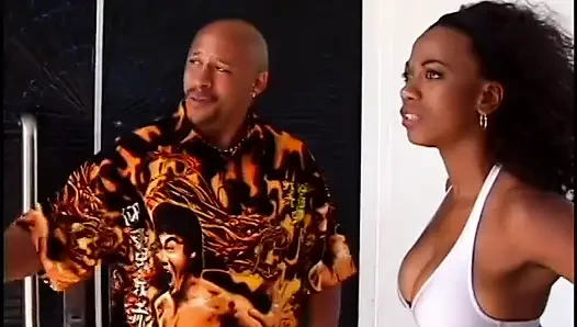 Tombul götlü zenci sikilmeden önce ıslak bir sakso çekiyor