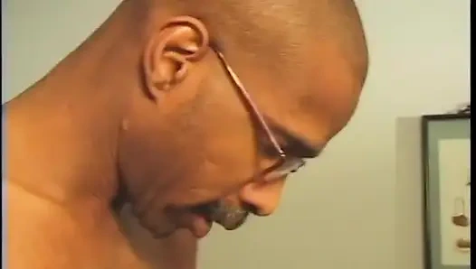 Sarışın orta yaşlı seksi kadın zenci delikanlıya biraz dağınık sakso çekiyor