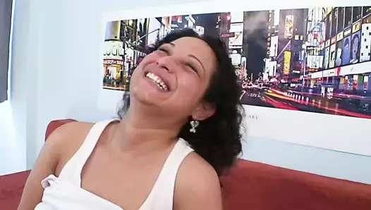 Bronzlaşmış vücutlu ve mükemmel güzel seksi esmer kadın