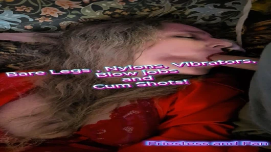 Elara'nın tüy tüyü vibratörüyle oynaması naylonla azdırmaya ve ağzına boşalma ile oral sekse yol açıyor