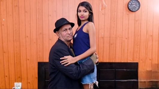 Hintli Asyalı desi bakire genç çalışan yaşlı adamla sikişiyor