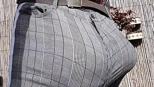 Takım elbisemle bahçede yürüyorum