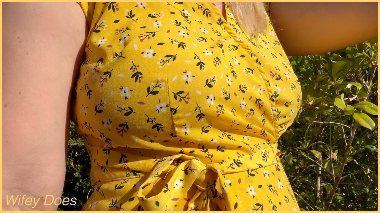 Evli kadın sevimli yazlık elbisesiyle sütyensiz çıkıyor ve sarışın saçıyla harika görünüyor.