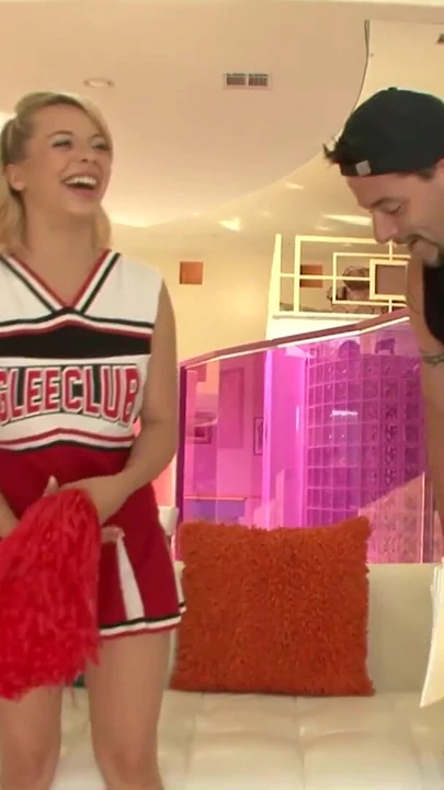 Потрясающий момент от "Сельма становится новой чирлидерской после того, как дал ее возбужденному тренеру грязный минет"