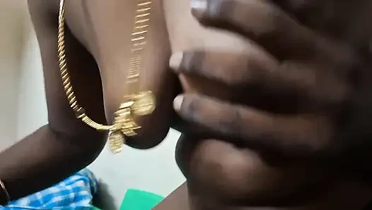 Hintli evli kadın onu serinletmek için kocasının yarağını emiyor