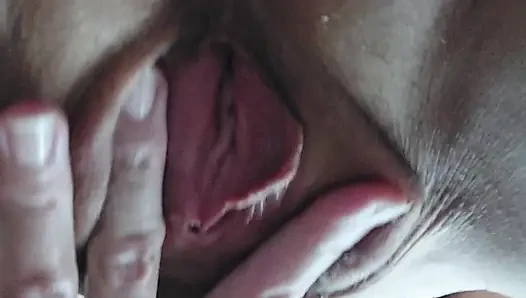 Orta yaşlı seksi kadın dildo kullanıyor ya da parmak ustası amına veya anüsüne dayanıyor